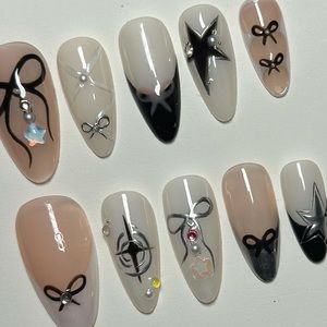 press-ons // grunge, coquette bow nails